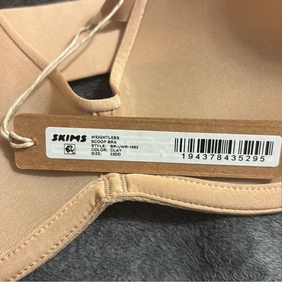 SKIMS sleek nude color bra - Picture 2 of 9